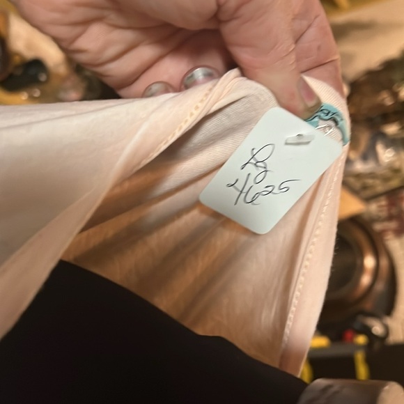 Front pocket, teeshirt scoop, neck, rolled shoulders, polyester, and cotton - Picture 5 of 5